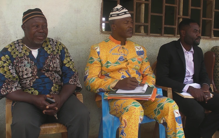 Leurs majestés, OMOULOLO Magelan au centre et TOUHELI Jacque, puis une élite d'Ediolomo, Mr 